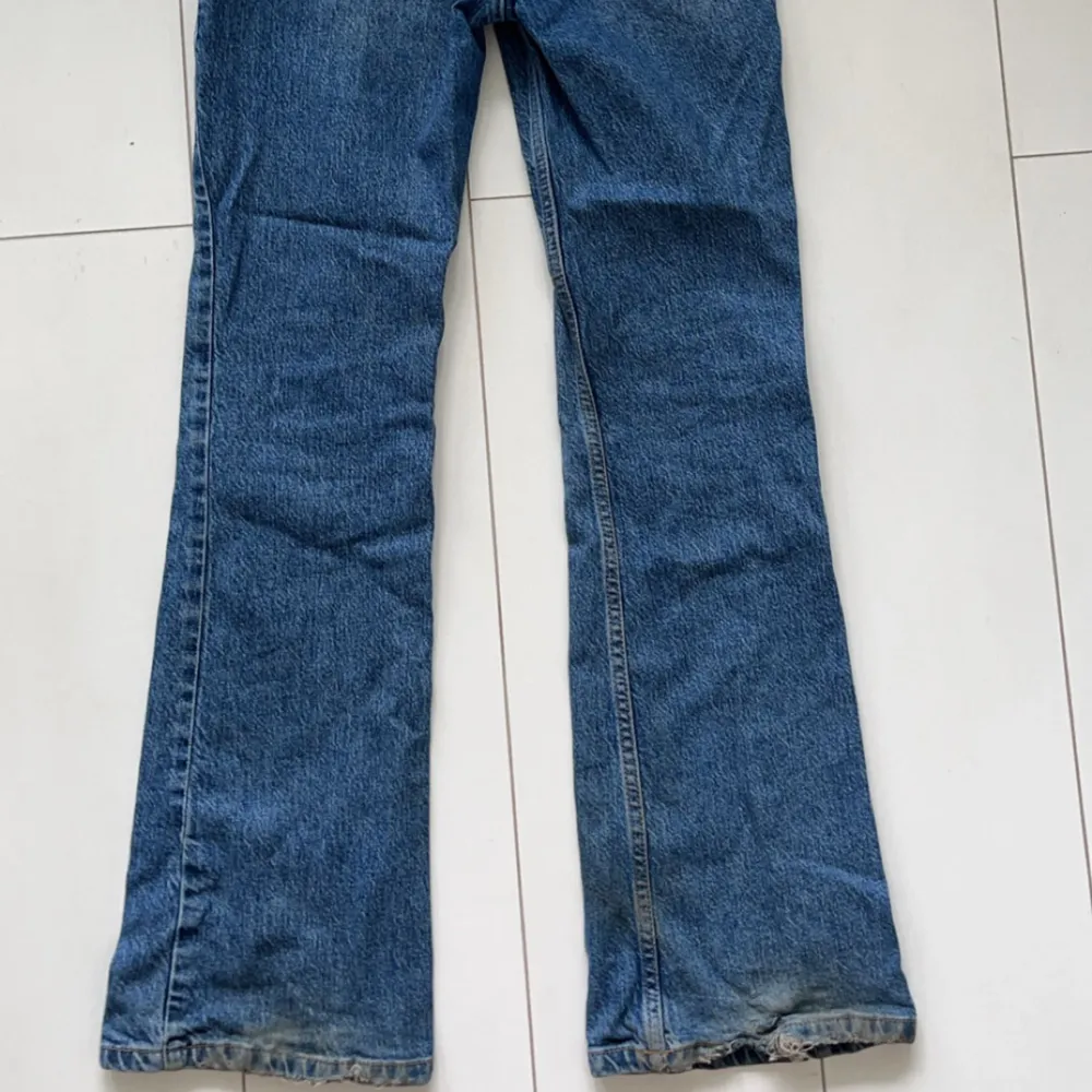 Stretchiga jeans i bootcut modell i strl xs-s, funkar för någon som är 155-160cm . Jeans & Byxor.