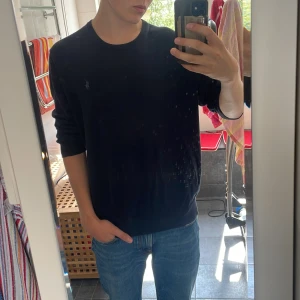 Ralph lauren tröja  - Superskönt pimaulls tröja frn Ralph Lauren i bra skick. Jag har haft den ett tag men har endast använts 2 gånger. Det är ett lent material som sitter bra på kroppen. Tröjan köptes hos Thernlunds för ungefär 4 månader sedan. 