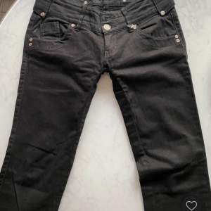 Jätte snygga lågmidjade bootcut jeans från Gina som var för stora tyvärr🥲Dom säljs inte längre! HELT NYA och aldrig använda av mig! Dock ingen prislapp kvar! 