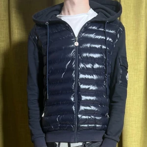 Moncler cardigan  - tja säljer en fett Moncler cardigan i storlek M nypris 12 000 och vårt pris endast 3299 kr riktigt bra skick och är perfekt till hösten