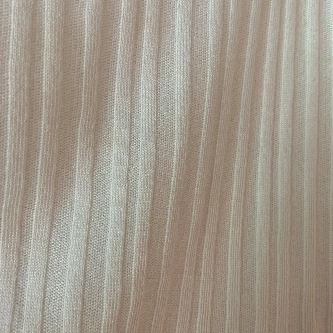 Vit ribbad tröja med hög krage från HM - 91