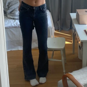 Tall Bootcut jeans Gina Tricot - Bootcut jeans från Gina i storlek 38 tall!!! Har långa ben (178cm lång) och dessa är tillräckligt långa:) har endast använt några få gånger så skicket är bra!😍så snygga till hösten!!