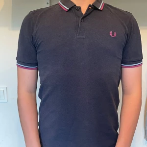 FRED PERRY PIKÉ MARINBLÅ - Storlek S passar XS väl Inga defekter och kommer med extra knapp