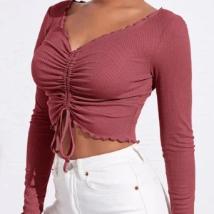 Ny ribbad tröja - Helt ny och oanvänd. Är i storlek S men passar även M. Är superfin men som sagt måste jag rensa min garderob. Köparen står för frakten ❤️