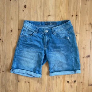 Jeansshorts - Säljer dessa otroligt fina jeansshorts då de inte kommer till användning. De är i jättebra skick utan defekter och i storlek S eller W26. Shortsen är lågmidjade och väldigt sköna. Skriv gärna vid frågor/mått osv💞