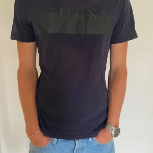 Guess t-shirt - Guess t-shirt  Storlek S Väldigt bra skick