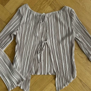 NAKD BLUS - Säljer en blus från NA-KD som inte är använd. Öppen rygg. 