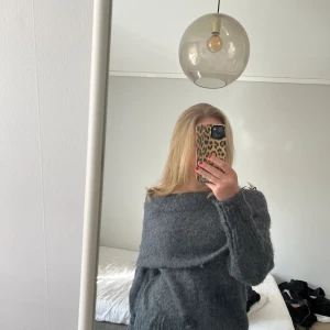 Off shoulder tröja - Stickad off shoulder tröja från hm i storlek xs💞 använd fåtal gånger.