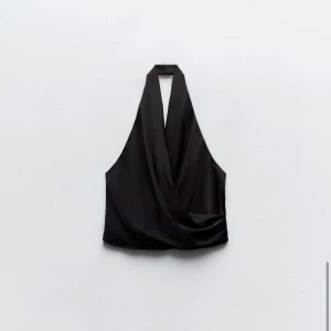 Festtopp  - Skitsnygg festtopp i satin från zara, slutsåld och använd en gång