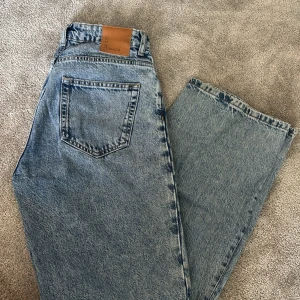 Blå jeans - Blåa högmidjade jeans från bikbok, super fint skick!💙Hör av dig för fler bilder 