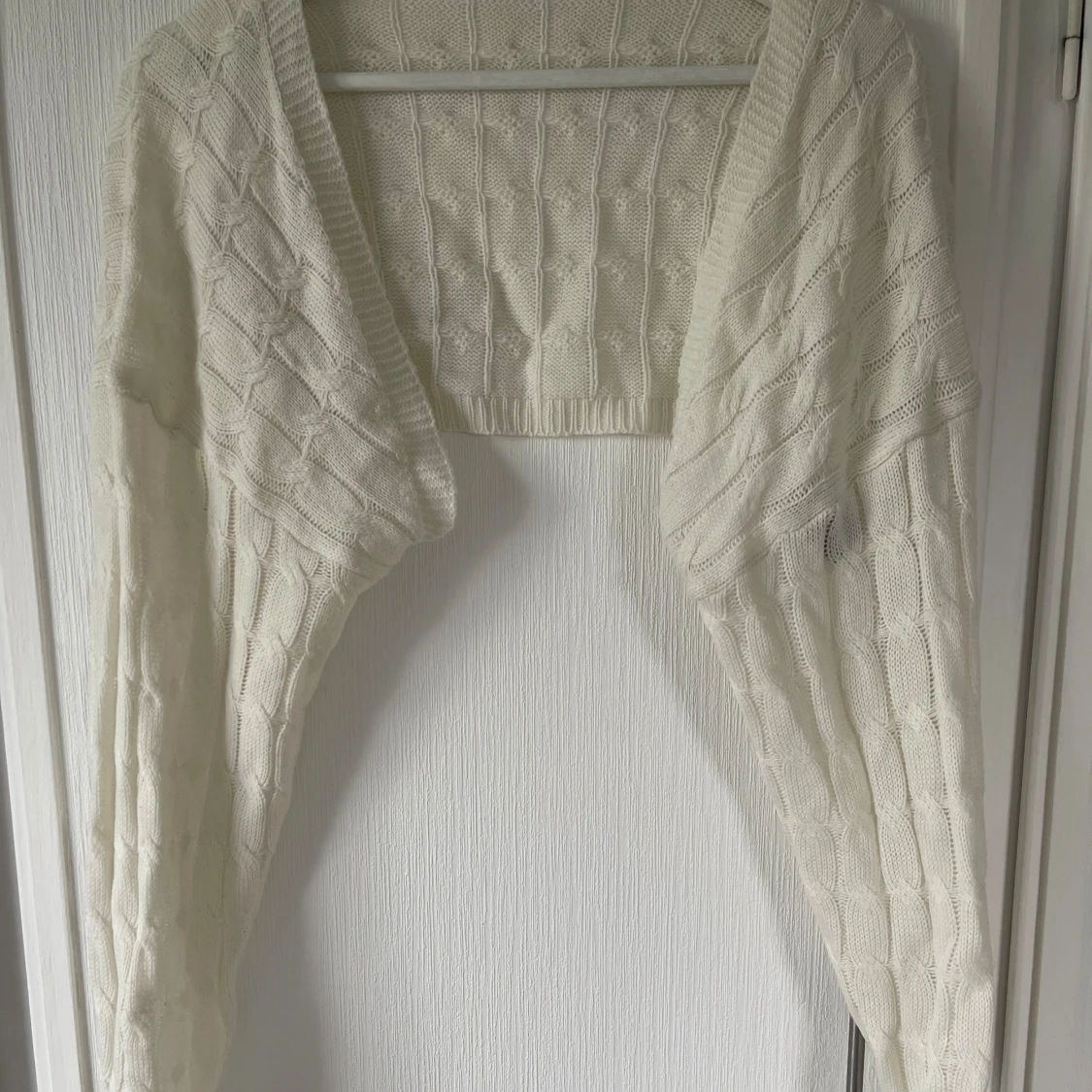 Vit långärmad kofta