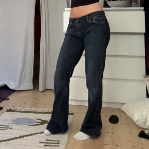 Lågmidjade Levis jeans  - Skitfina lågmidjade bagge Levis jeans, passar troligtvis xs-m💗Inga defekter, skriv vid frågor