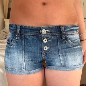 Lågmidjade shorts  - Så snygga  lågmidjade shorts i jättebra skick. Storlek 36 men passar nog 34 också. 