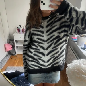 Stickad tröja  - Jättefin zebramönstrad srickad tröja från nakd💓 passar perfekt nu till hösten🥰🥰nypris 649