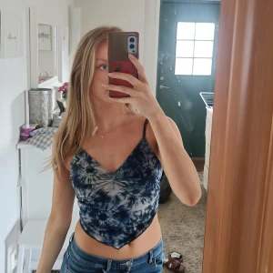 Blått linne  - Blått linne med urringning och justerbara axelband 