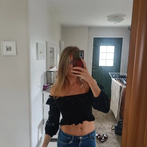 Of the shoulder tröja - Svart off the shoulder tröja med volanger och större ärmar Passar i allt från xs -m