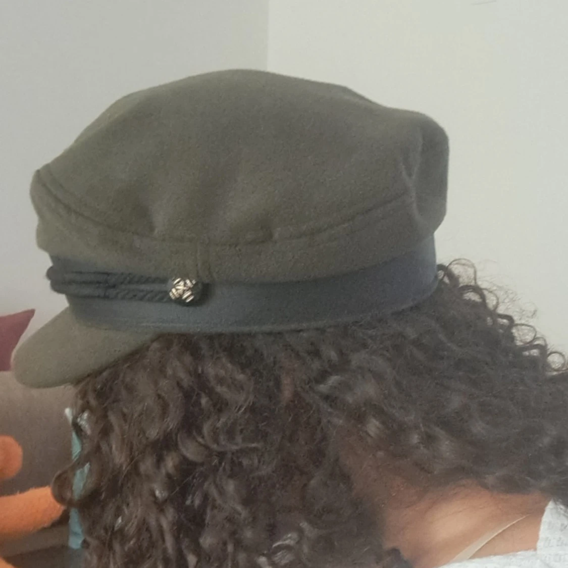 Grön keps med svart band - 93