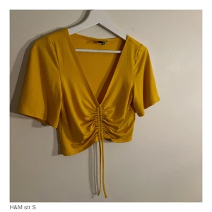 Söt tröja med dragsko  - Söt gul tröja med dragsko. 