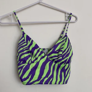 Crop tops  - 1 för 35kr eller 60kr för båda 