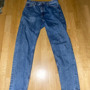 Fräscha nudie jeans i Waist 30 å längd 30 - Nudie jeans blåa men ren look.