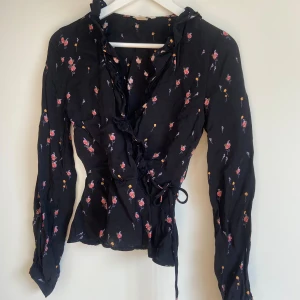 Snyggaste hösttoppen - En höstig omlott topp med blommor💃 Supersnygg nu till hösten!  Fint skick, använd ett fåtal gånger.  Säljer pga att den är för liten! 