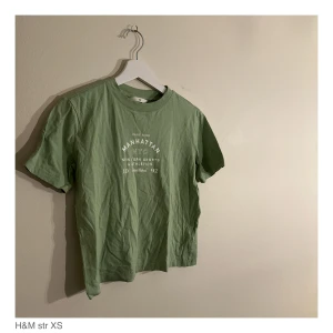Grön t-shirt med tryck  - T-shirt från H&M, grön med tryck. 