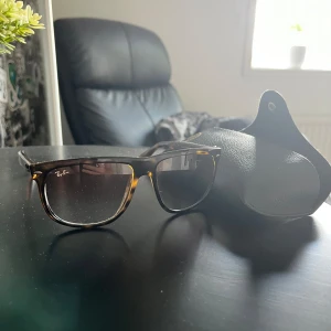 Ett par helt nya raybands - Ett par rayband boyfreind som är i nyskick, använda 3-5 ggr sen märkte jag att jag vill ha en storlek större, köpta i butik för 1799kr , priset kan diskuteras
