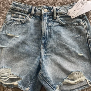 Denim shorts - Högmidjade blåa shorts som jag inte använt då dem var lite för stora💗prislappen sitter även fortfarande kvar.