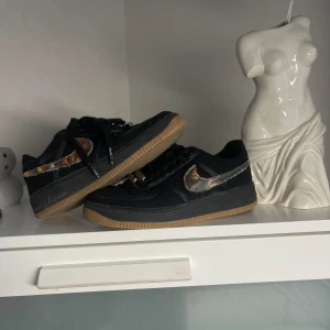 Travis Scott ”Customize” air force - Den är hyfsatt använd Bra skick Har alla nike logo med  Säljer pga för liten för mig nu. Man kan byta logon hur man vill och köpa nys till den 