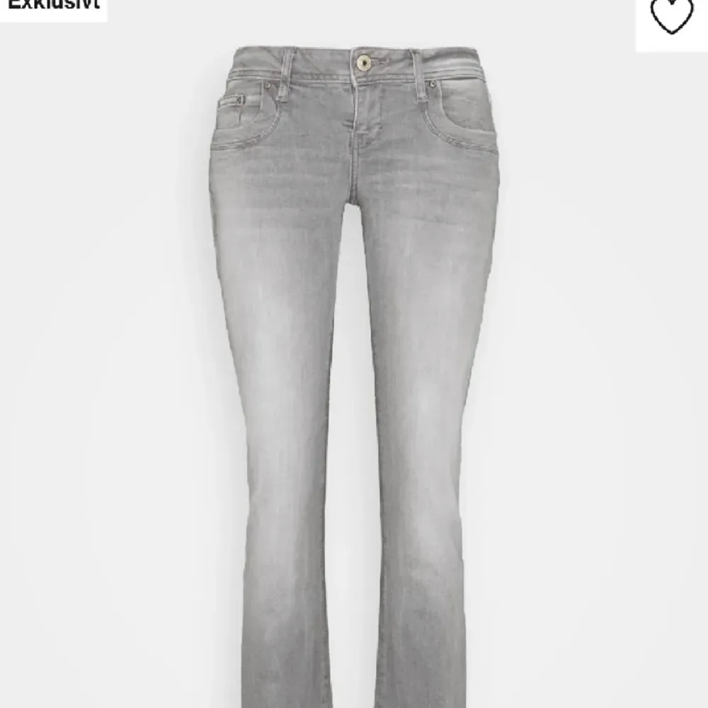 Hej! Jag säljer mina ltb jeans som jag fick i julklapp. Är helt oanvända med prislappen kvar! Passar mig perfekt i längden då jag är cirka 160. Skriv för fler funderingar, och pris kan absolut diskuteras😍. Jeans & Byxor.