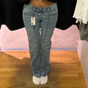 Lågmidjade jeans  - Säljer mina helt nya jeans ifrån lager 157 dom e nya utan lapp. Är 165 som referens