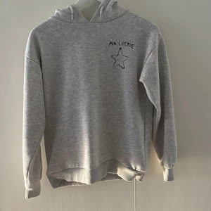Gina Tricot Young Hoodie - Säljer denna GinaYoung hoodien då den inte används💕Ena silvergrejen är borta och den andra sitter löst! Trycket på framsidan är lite urtvättad och tröjan är lite nopprig🌸. Köpte den här på Plick och pris kan diskuteras.