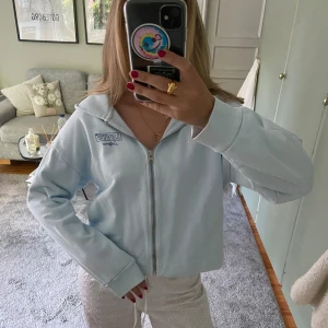 Ljusblå kofta - Levis - Ljusblå kofta från Levis i fin kvalitet!