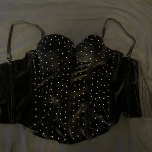 Korsett  - Korsett med pärlor! Dm om ni har några frågor🫶🏻