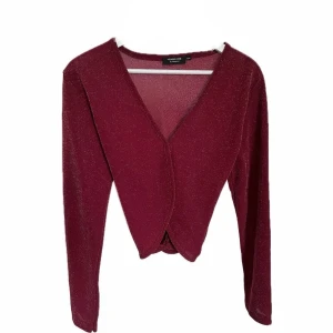 Röd-Glittrig kofta - Lite genomskinlig och glittrig! Insydd i midjan men går att tas upp där av storleken