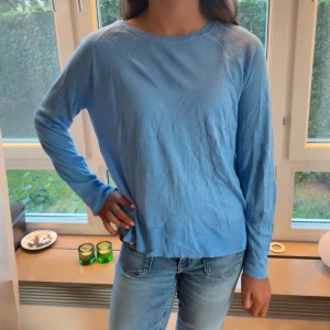 Stickad tröja zara - Säljer denna jätte fina stickade tröjan från zara i en unik blå färg. Jätte bra skick. Pris kan diskuteras. Jag kan mötas upp i Stockholm eller posta🩷🩷