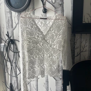 Spets topp - Topp från Gina tricot, aldrig använd enbart testad!  Storlek L men passar en storlek M också:) 