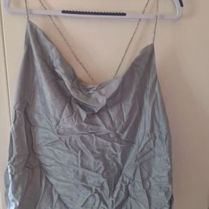 Topp  - En snygg top säljer då jag inte gillar hur den sitter på mig. Köpte för 100kr är oanvänd 