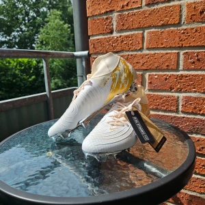 The Golden Trace - Jag nämnde denna skor  efter sitt guldiga syn. "The Golden Trace" alltså den guldiga spår som du kommer lämna bakom dig när du SPRINTAR förbi försvaret i planen.  De är 100% nya och ligger nu på 2600kr. Kom så diskuterar vi priset, var inte blyg ;)