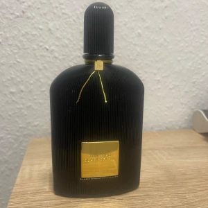 Tom ford orchid - Tom ford orchid perfym 100ml. Bara testat den lite. Ny pris ungefär 1800. Mycket bra perfym och luktar super gott! Pris kan också diskuteras.