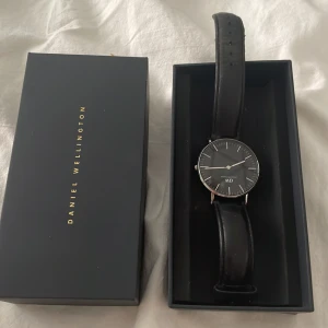 Herr klocka  - Klocka från DANIEL WELLINGTON som är i bra skick, några få repor och behöver bytas batteri. 38mm