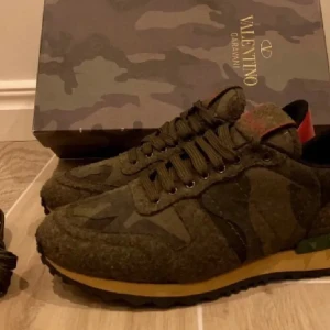 Valentino skor - Säljer nu dessa feta valentino rockrunners som är i ny skick och bara använda ett fåtal gånger säljer på grund av att jag inte andvänder de längre, ny pris är 7500kr på dessa har kvitto och box kan gå ner i pris 