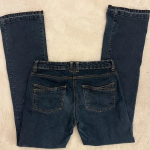 lågmidjade jeans - såå snygga bootcut jeans med lågmidja! uppsprättade längst ner för att passa längre tjejer! stl 38/32, skulle säga att de passar M