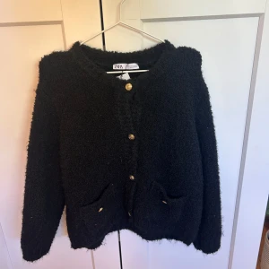 Kofta - Så söt kofta från zara🩷 Den är i storlek XL men är köpt i Spanien så egentligen är den en S🩷Den är helt oanvänd och lappen är kvar🩷