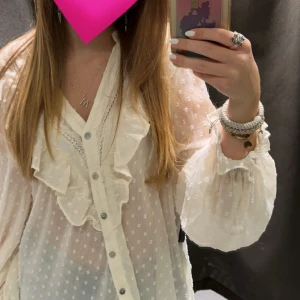 Zara blus - Super fin blus från zara, säljer då den inte kommer till användning!❤️Pris kan diskuteras 