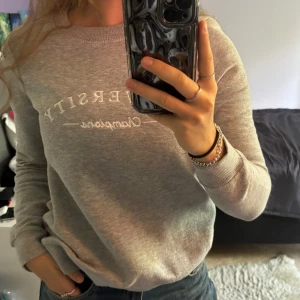 Grå collagetröja med tryck - Grå collagetröja med tryck från Gina Tricot i storlek M (dock är min personliga åsikt att det är en storlek S pga. Armarna)! Varsamt använd men har någon defekt i sömmarna på armens mudd från tillverkning. :)
