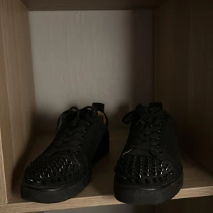 Christian Louboutin skor - Jag säljer ett par Christian Louboutin skor. 8/10 skick bara lite smutsiga. Haft dem ungefär några månader.  Pris ej hugget i sten. Storlek 43. Gärna byten. Inte helt säker om äkta därav priset