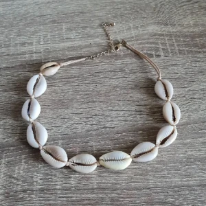 Halsband med snäckor - Halsband med vita snäckor, justerbar kedja för att passa olika storlekar. 