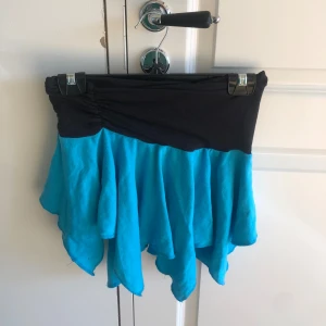 asymetrisk cool blå och svart kjol - cool och skön kjol som jag köpte på loppis men kom aldrig till användning. i använt men mycket bra skick, bara lite luddig (sista bilden). tvättas före den skickas!😽