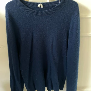 Cashmere tröja från Arket  - Säljer en marinblå cashmere tröja från Arket!! Den är i storlek L men passar en S❤️❤️Köpte för 1200kr men säljer för 650kr